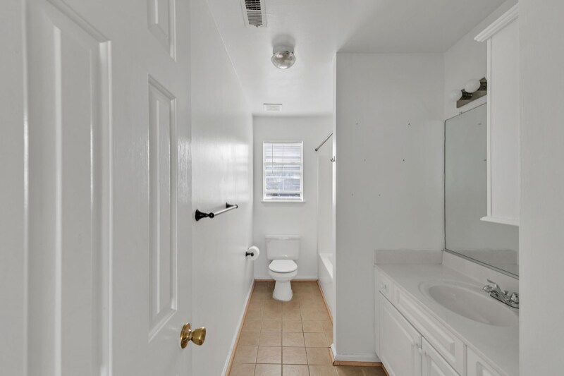 Building Photo - 3136 Sacramento Dr