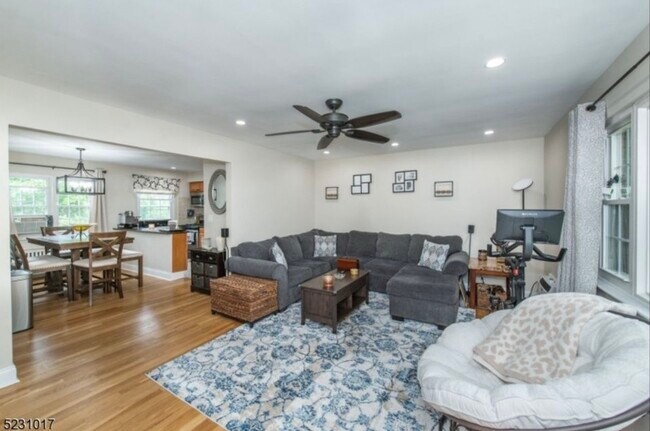 Building Photo - 8 Wedgewood Dr