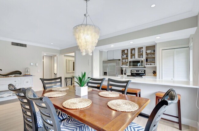 Building Photo - 438 Brackenwood Ln S