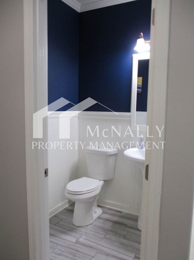 Building Photo - Modern 3-Bedroom, 2.5 Bath Home in a Point Richmond Ridge Cul-de-Sac