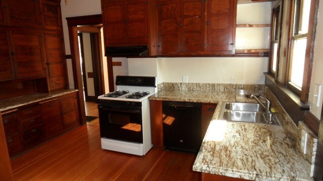 Building Photo - Charming craftsman home located in the hig...