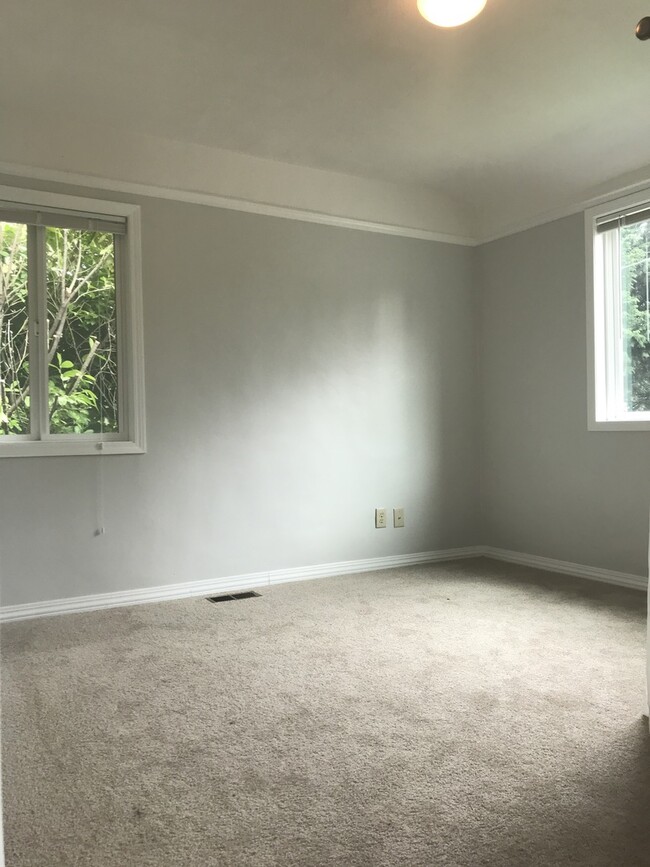 Building Photo - Multnomah Two Bedroom Beauty ~ On the tip ...