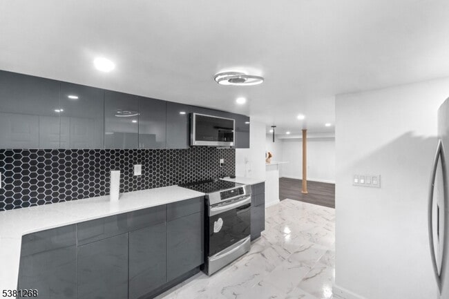 Building Photo - 656 Park Ave