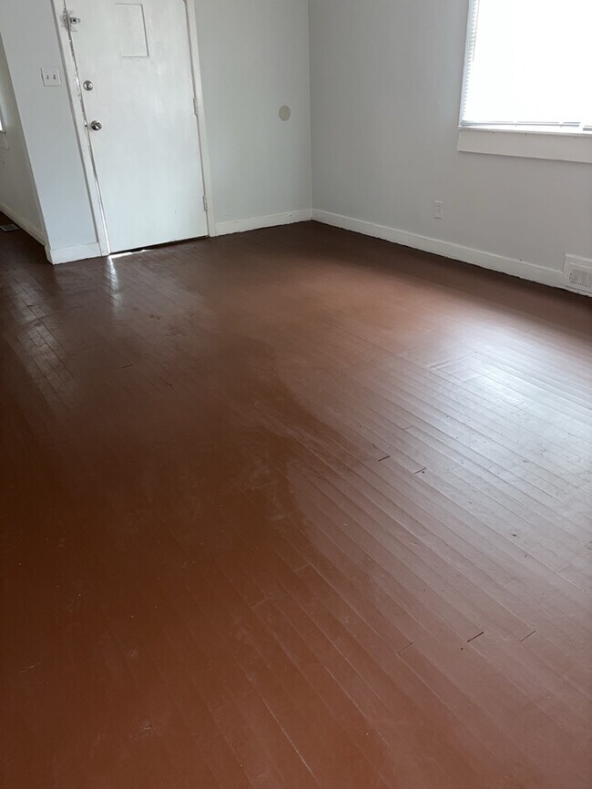 Building Photo - 3 Bedroom 1 Bathroom