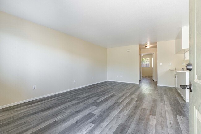 Building Photo - 1229 W Roseburg Ave