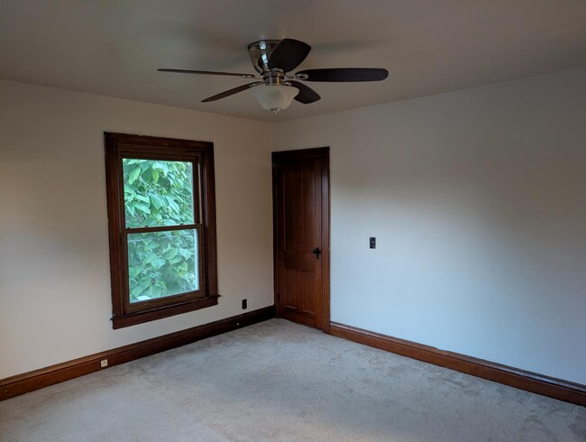 Building Photo - 206 Oak St