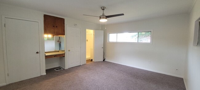 Building Photo - Amazing 4 bedroom/2 bath Two-story home wi...