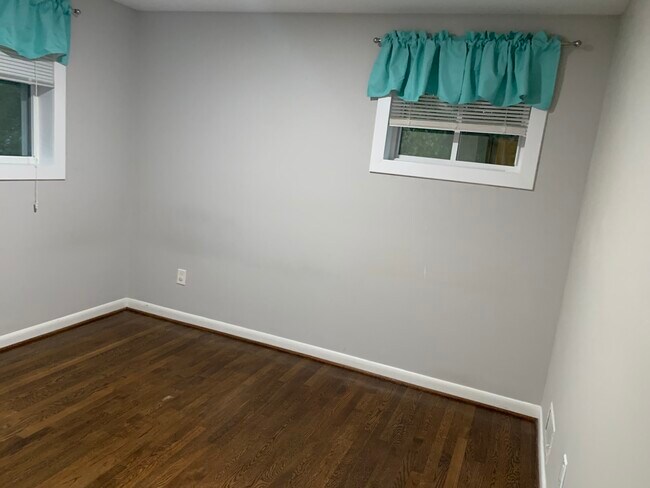 Building Photo - 10031 Renfrew Rd