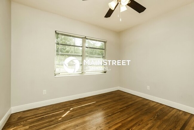 Building Photo - 4 Bedroom Pet-Friendly Home in Deland, FL with Main Street Renewal