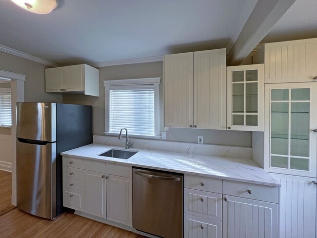 Building Photo - Charming and updated 2 bedroom, 1 bath bun...