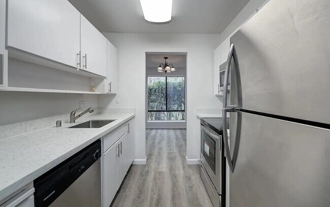 Building Photo - Best Value in Walnut Creek 1/1 - Pool, Hot Tub, Gym, et.