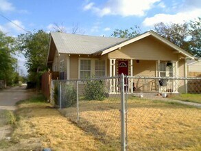 Building Photo - 2 bedroom 1 bath home on the Southside!
