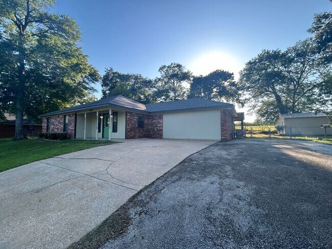 Building Photo - Lakeside Dream Home: Fully Remodeled 4BD/2BA Near Loop 323