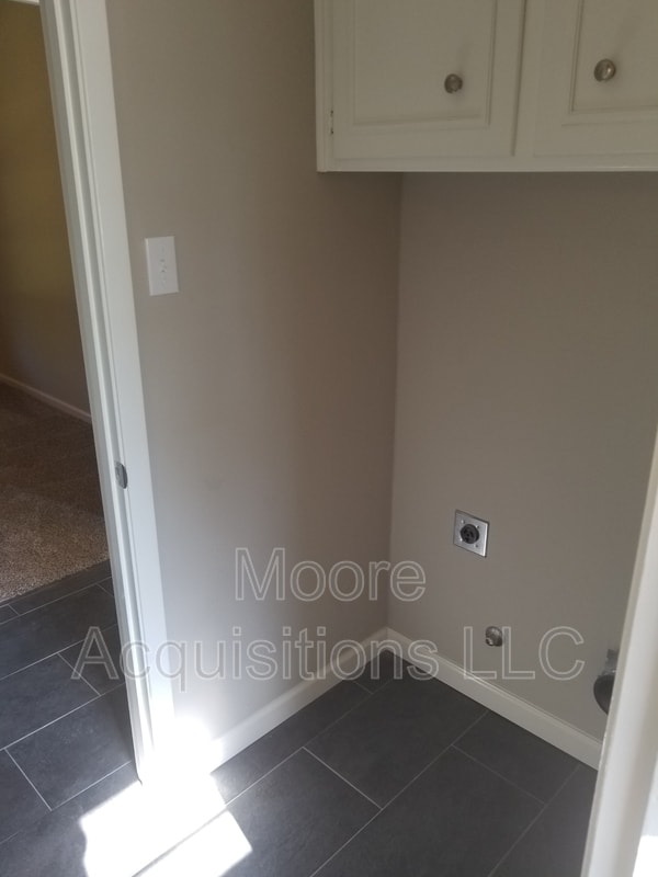 Building Photo - 1833 Skyline Dr