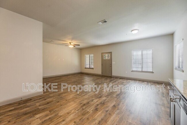 Building Photo - 512 E Akard St