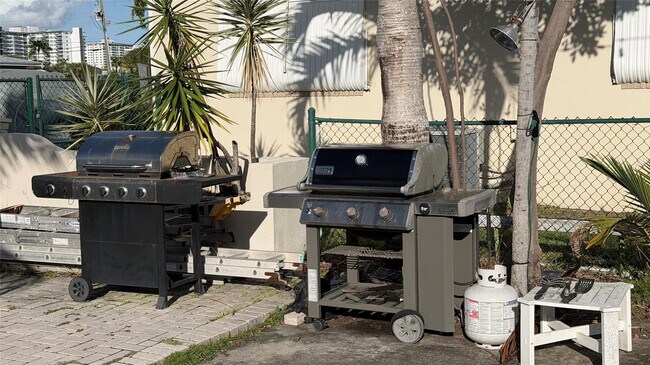 Building Photo - 2850 NE 30th St