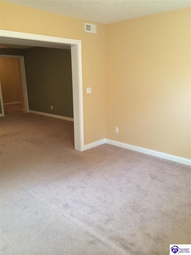 Building Photo - 913 Silktree Cir