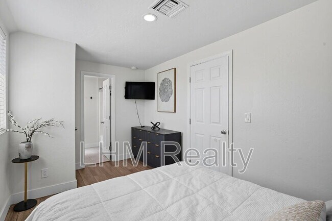 Building Photo - 436 S Oregon St