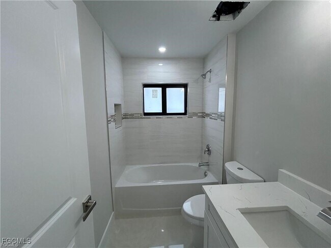 Building Photo - 405-407 Chalet Ave S
