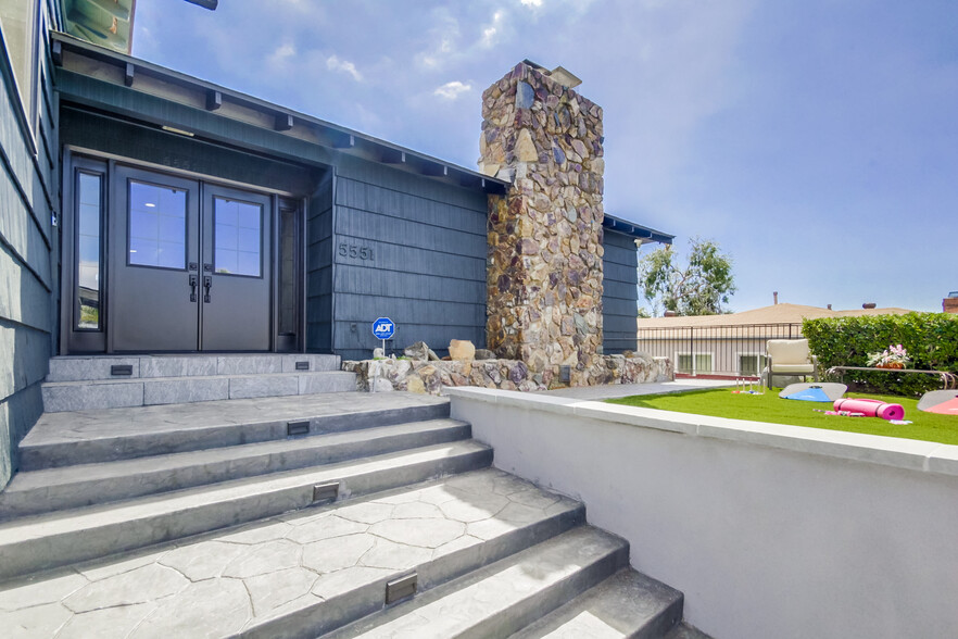 Enter our fancy and modern entryway w/ a well-maintained lawn just steps away - 5551 Churchward St