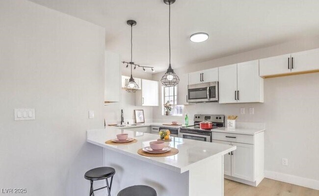 Building Photo - 2033 Hassell Ave