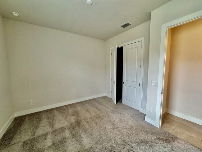 Building Photo - 8965 Drummer Plank Dr