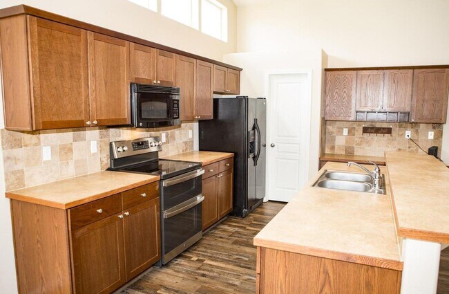 Building Photo - 3 Bed Home with Attached Garage