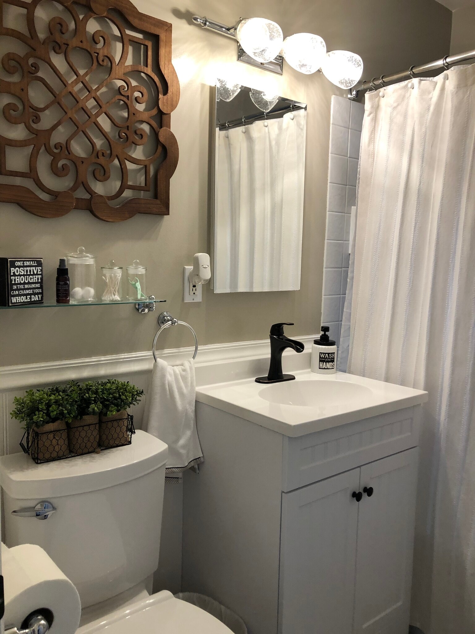 Hallway Bathroom - 10304 Cliota St