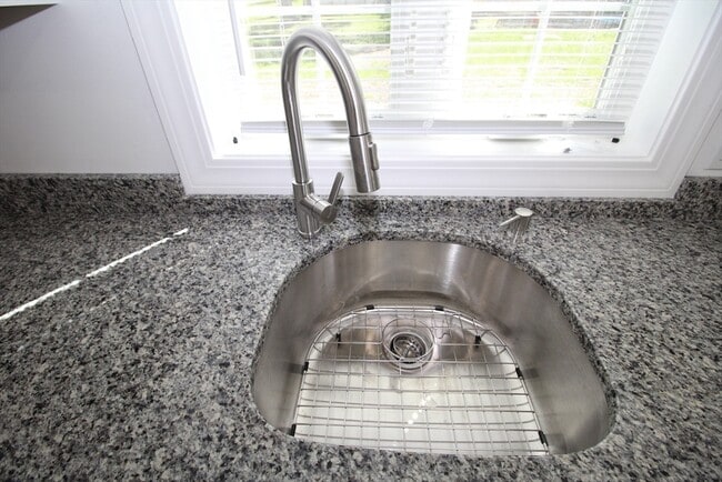 Building Photo - 96 Walnut Ln