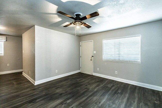 Building Photo - Cute 3 Bedroom 1 bathroom Home