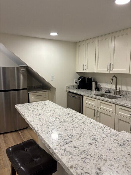 Building Photo - 402 Constitution Ave NE