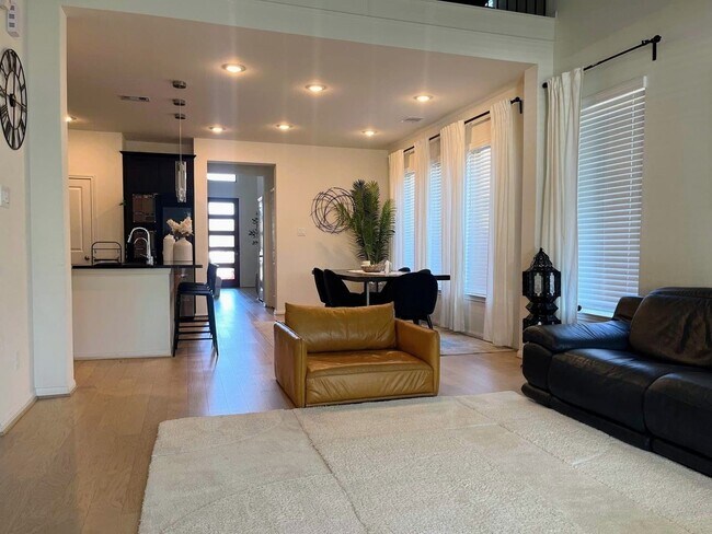 Building Photo - 10526 Wagner St