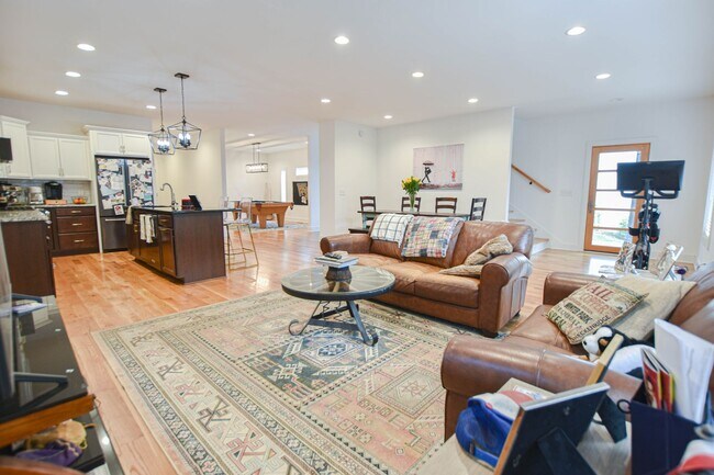 Building Photo - Modern Three Bedroom!