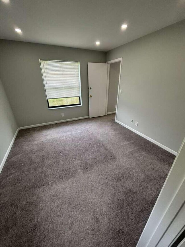 Building Photo - 21913 Lake Forest Cir