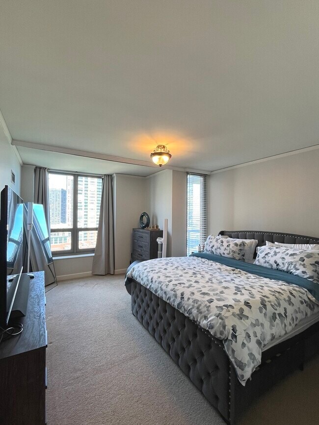 Building Photo - 420 E Waterside Dr