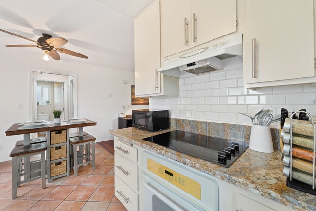 Fully equipped kitchen - 709 Agate St