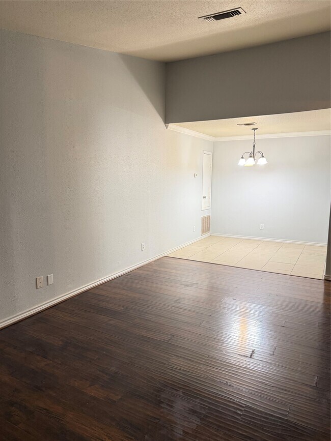 Building Photo - 732 Memorial Mews St