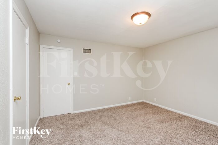 Building Photo - 5614 N Victoria Dr