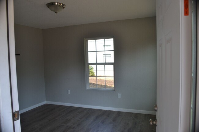 Building Photo - Renovated 1 bedroom 1 bath duplex!! Don't ...
