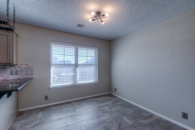 Building Photo - 7114 E 90th Pl