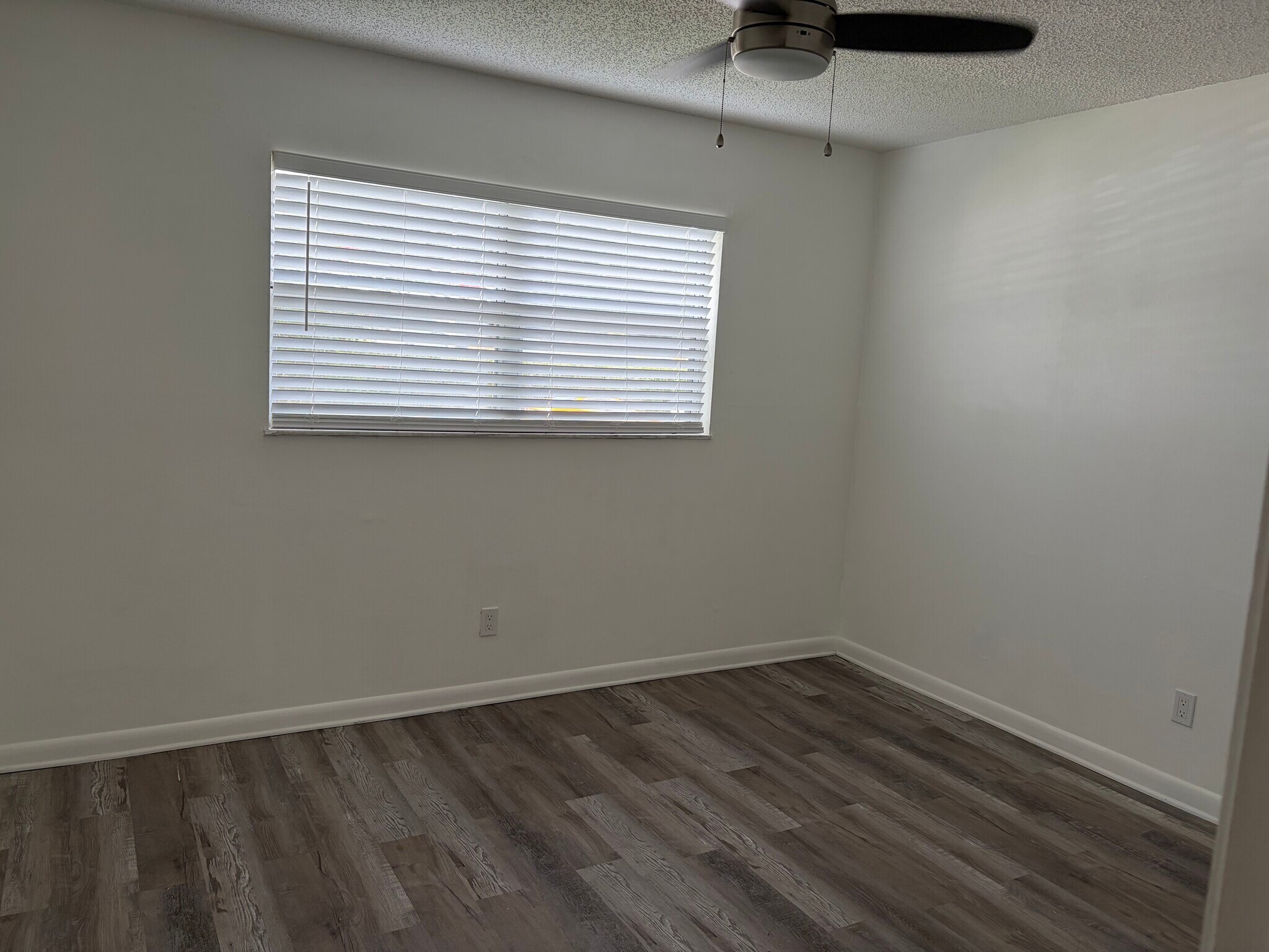 Building Photo - 405 E San Sebastian Ct