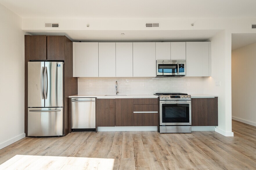 2 beds /1 bath - Longwood Row