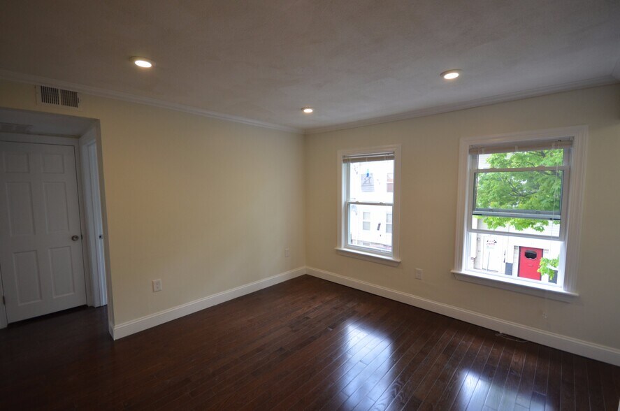 Building Photo - 130 Brooks St