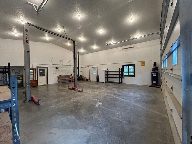 Building Photo - Huge Shop with 2 bedroom 2 bath Condo attached!