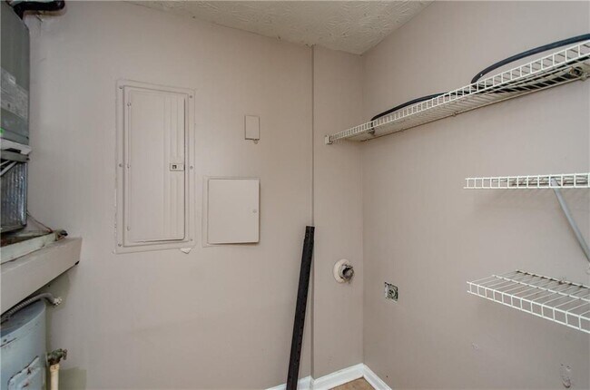 Building Photo - 10104 Fairington Ridge Cir