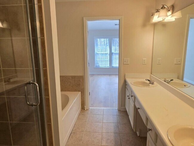 Building Photo - 2378 Fairlie Dr