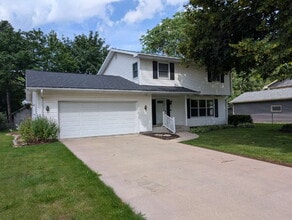 Building Photo - Spacious 4 bedroom 3 bathroom family home in Neenah