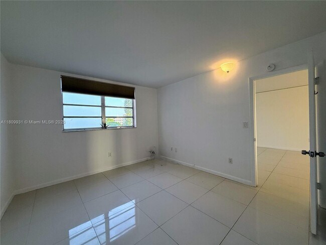 Building Photo - 2859 Leonard Dr