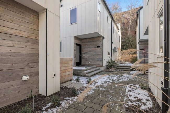 Building Photo - 10350 Wallingford Ave N