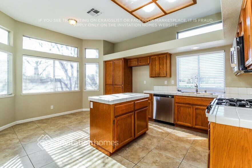 Building Photo - 702 Canyon Creek Way
